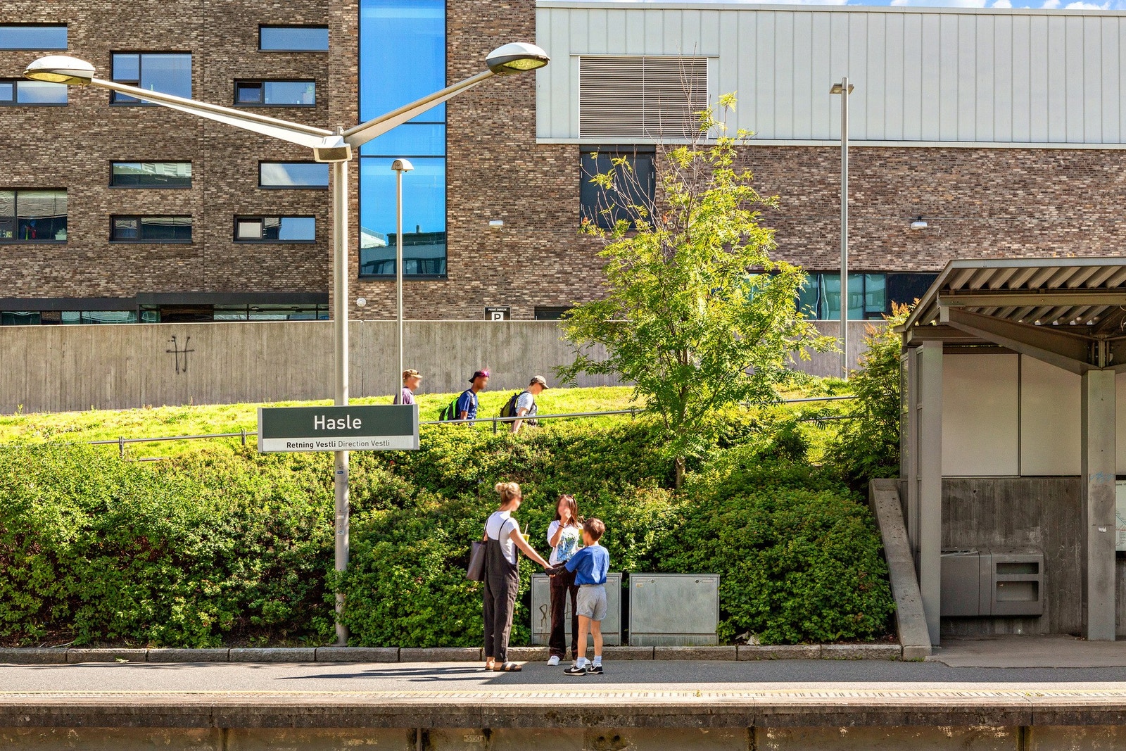 Hasle er et lite kollektivknutepunkt med T-bane og busser. Holdeplassene ligger rett utenfor døra, innenfor ca. 200-meters radius. Galleribilde