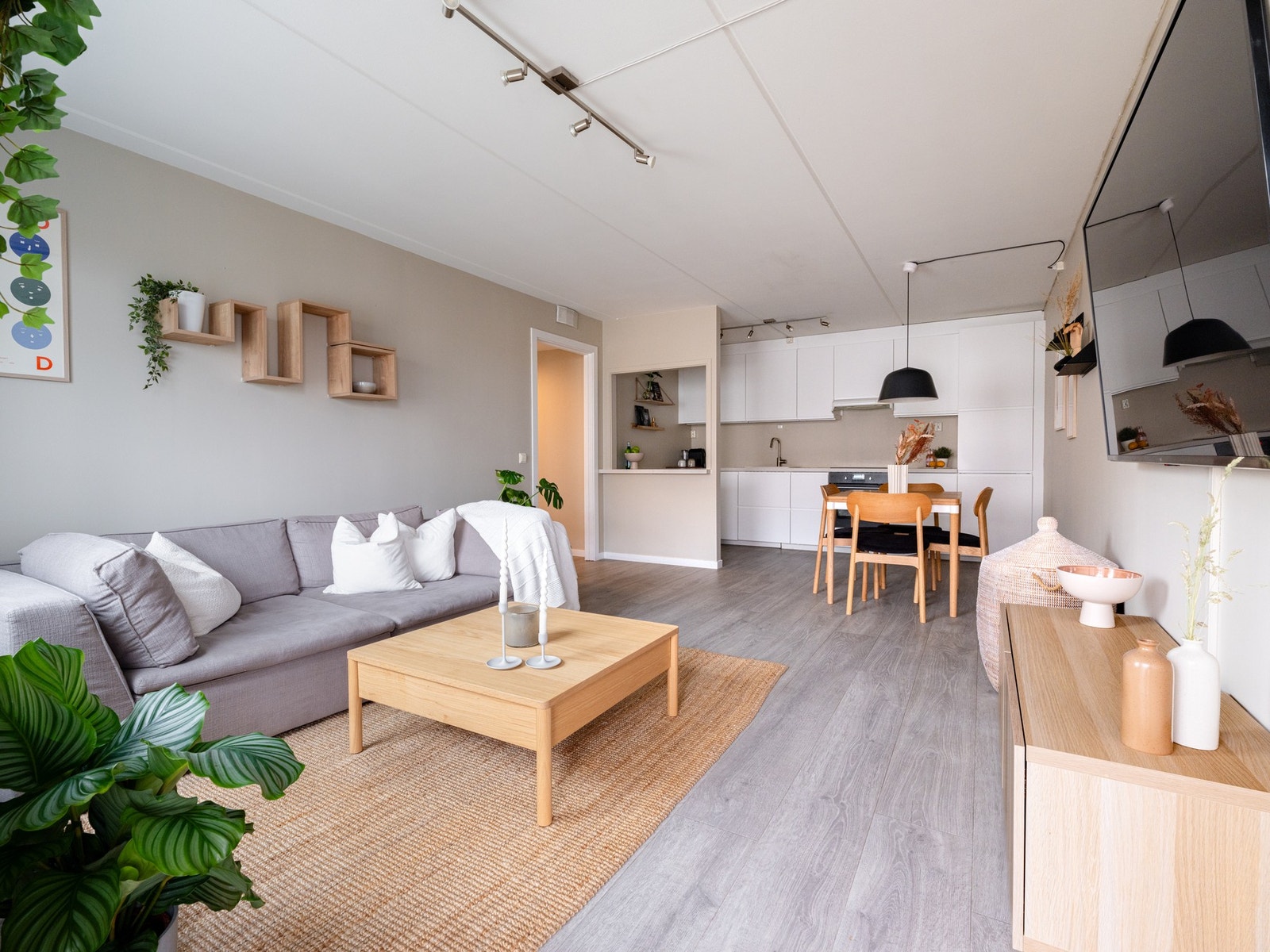 Kristine Hauan Berg ved Eie Løren ønsker velkommen til Grenseveien 54! Galleribilde