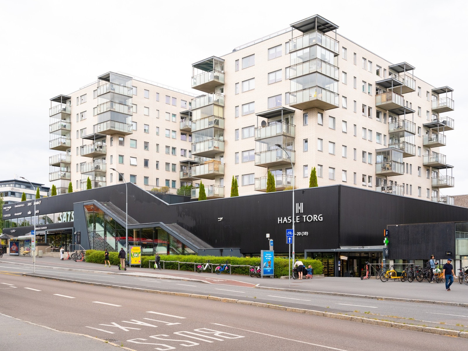 Eiendommen ligger fint til på Hasle Torg - et hyggelig boområde hvor du finner stort sett alt du trenger i hverdagen i umiddelbar nærhet. Galleribilde