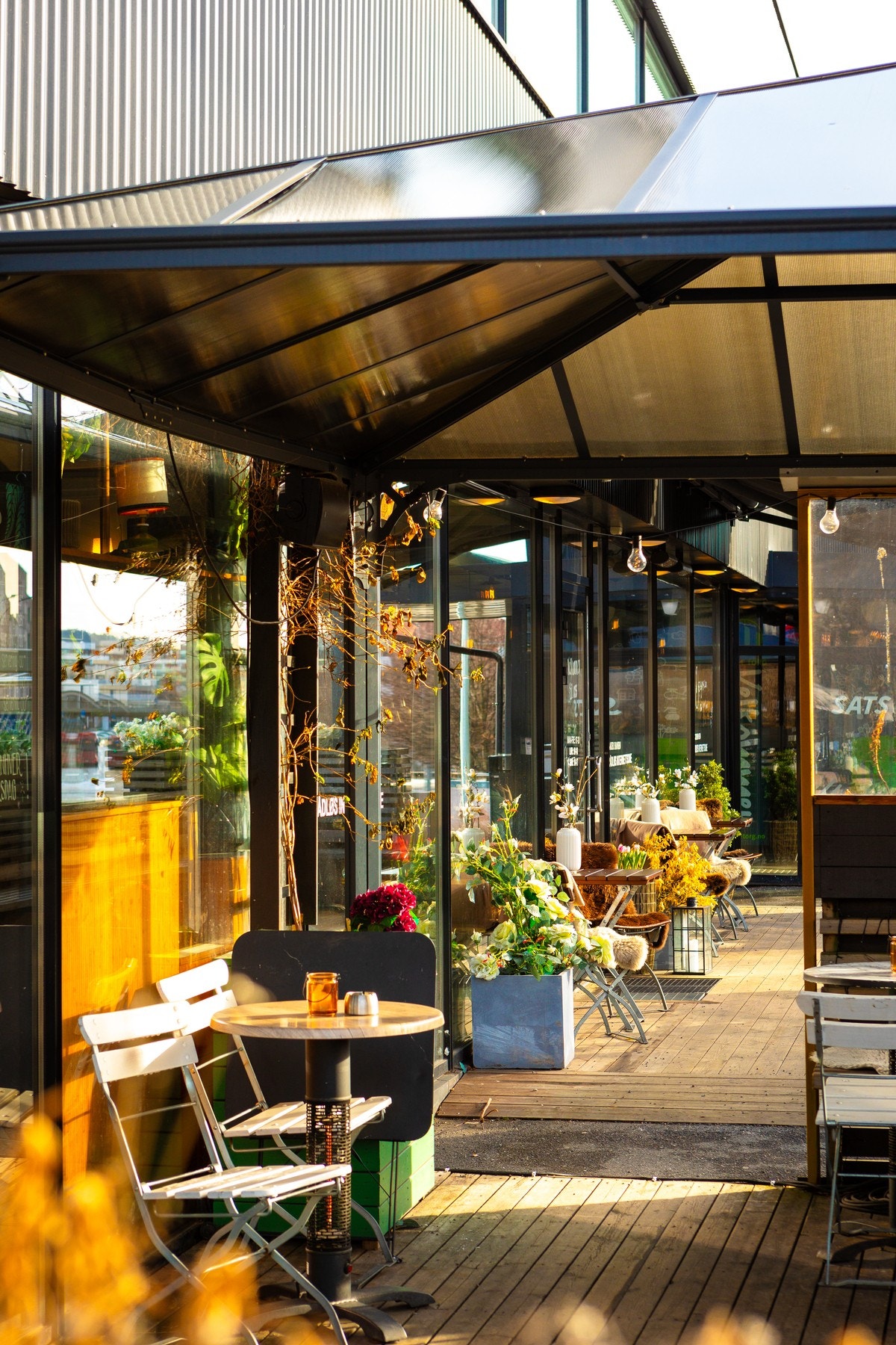 De hyggelige spisestedene Baker Hansen og Lun er populære møteplasser i nærområdet. Galleribilde