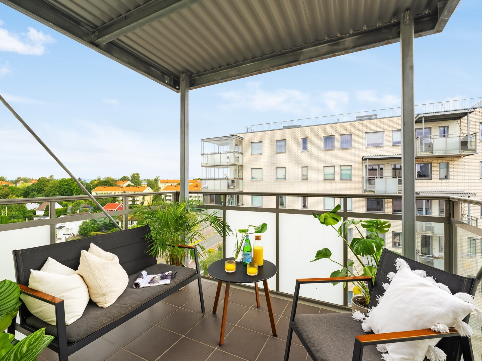 Leiligheten består av entré, bod, to soverom, bad og en åpen stue- og kjøkkenløsning. Galleribilde