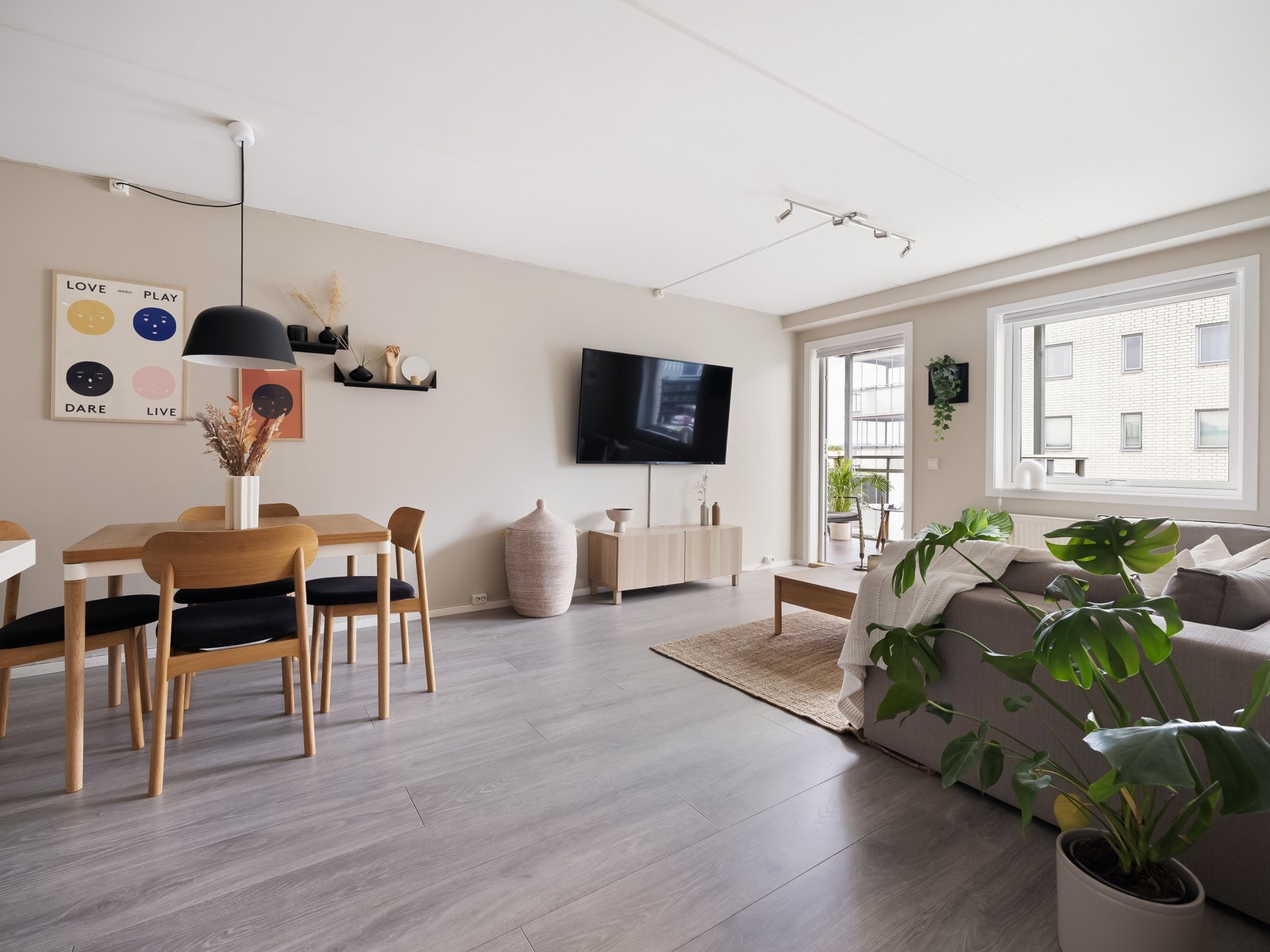 Stuen og kjøkkenet ligger i en åpen løsning og får godt med naturlig lys fra generøse vindusflater, noe som gir en lys og luftig romfølelse. Galleribilde