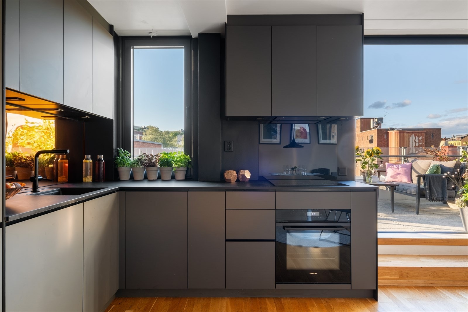 Av hvitevarer er det integrert kjøl/fryseskap fra AEG, stillegående oppvaskmaskin fra Siemens/Neff, induksjonstopp fr Siemens med mulighet for sammenslåing av kokesoner og stekeovn fra Siemens. Kjøkkenventilator over kokeplass. Galleribilde