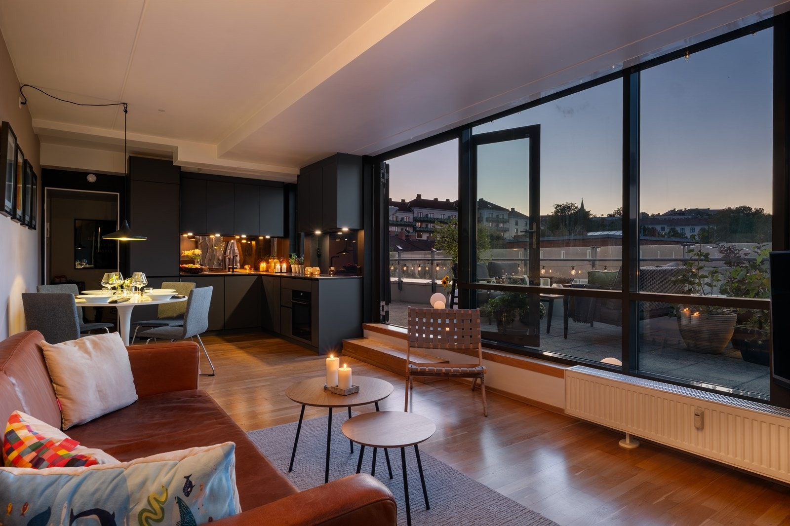 Flott atmosfære og utsikt gjennom takhøye vindusflater. Galleribilde