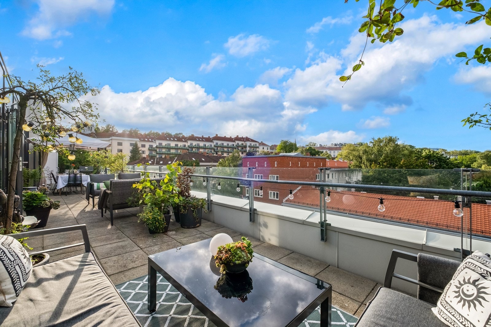 Nordvik v/Moestue har gleden av å presentere en lekker 2-roms toppleilighet med privat, solrik takterrasse på ca 49 kvm. Her bor du sentralt og attraktivt på Alexander Kiellands plass. Husk visningspåmelding! Galleribilde