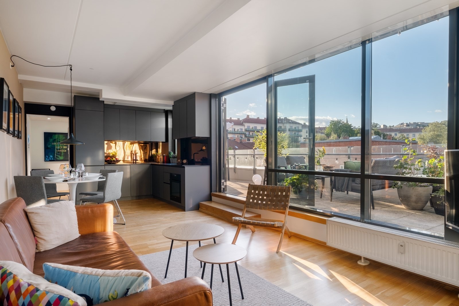 Store vindusflater som gir rikelig med luft og lys. Galleribilde