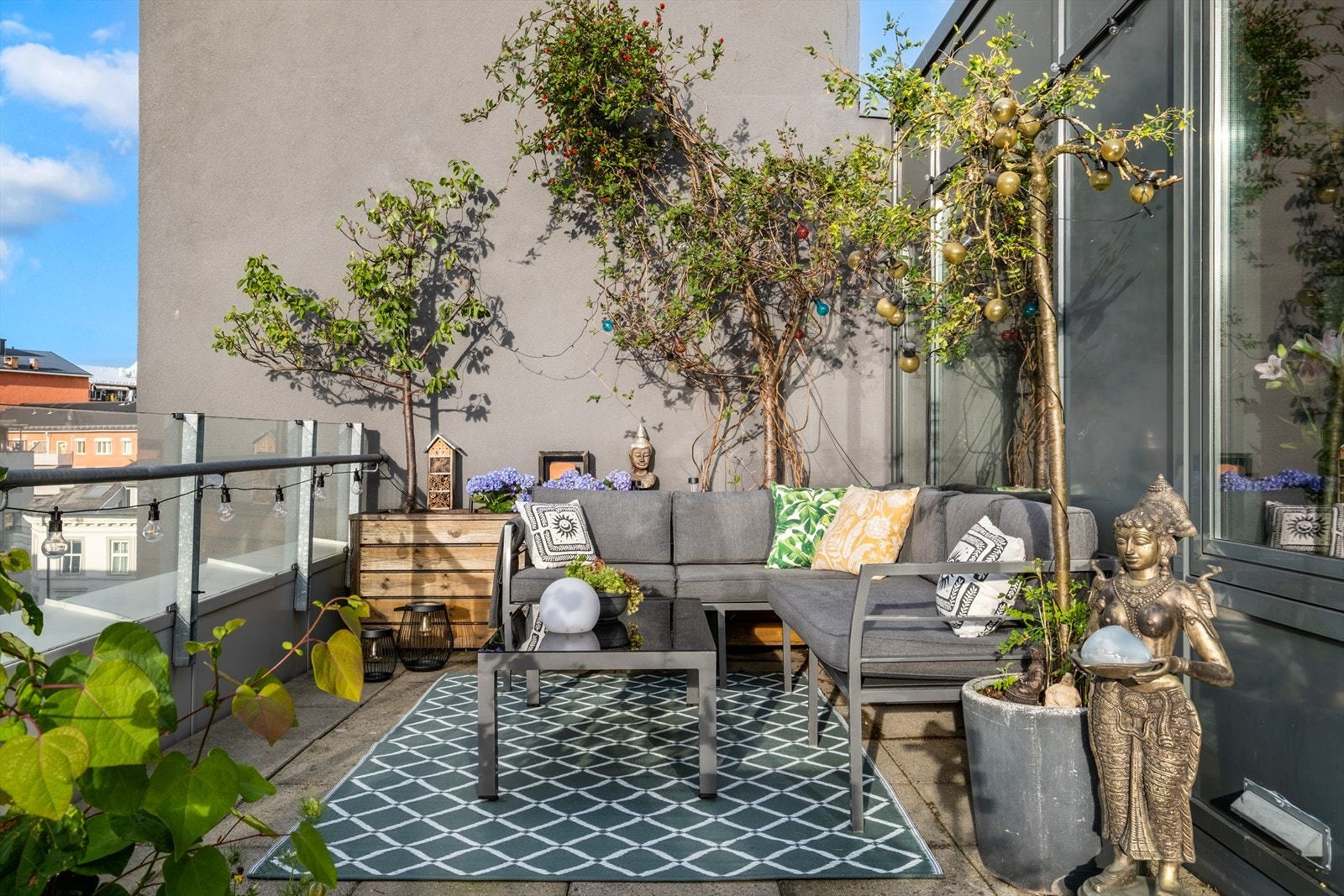 Takterrassen har god plass til flere sittegrupper, solsenger og diverse. Galleribilde