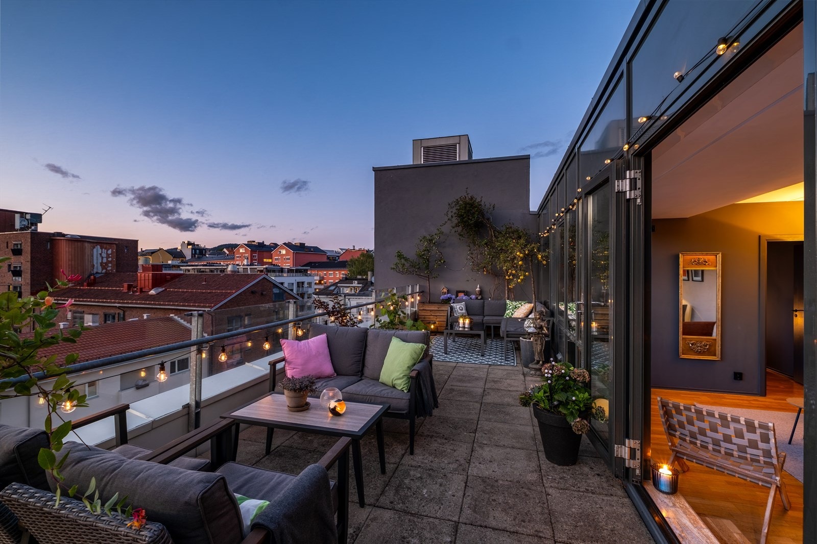 Takterrassen vender ut mot stille blindgate. Galleribilde