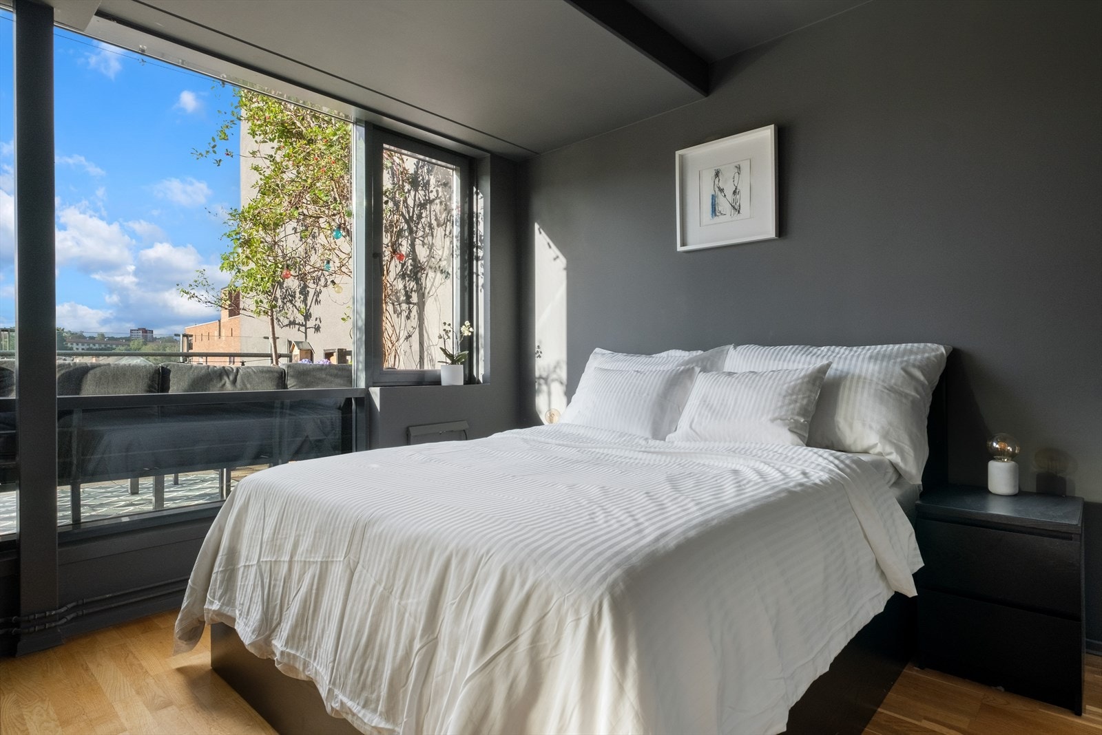 Romslig soverom med god plass til dobbeltseng med tilhørende nattbord. Galleribilde