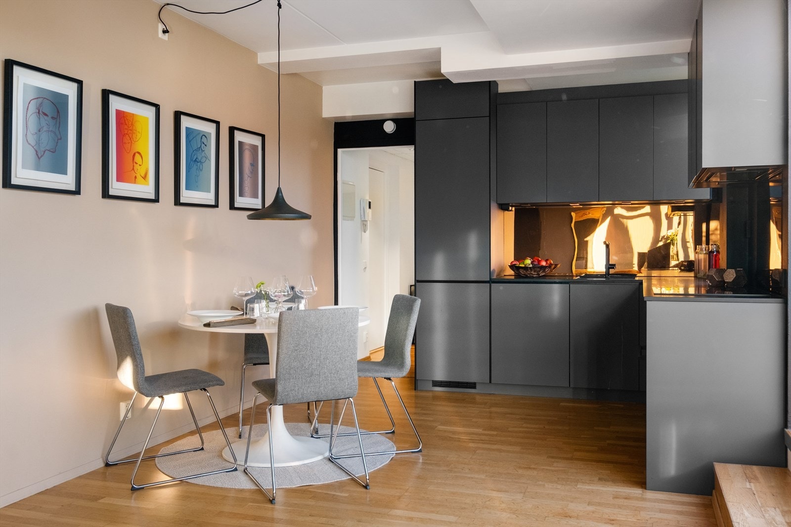 Det er også plass til spisebord i stuen. Galleribilde