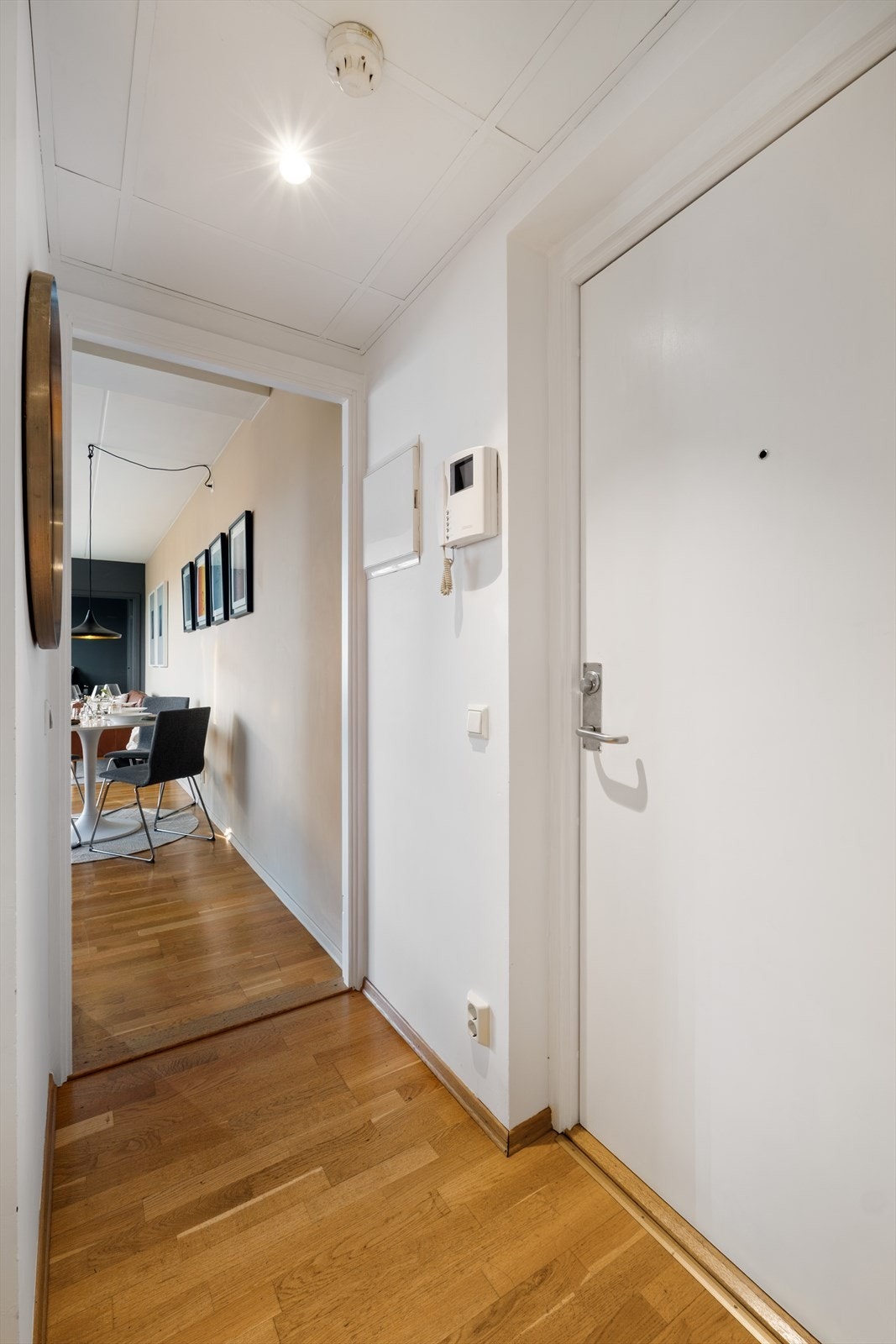 En lys og innbydende entré som gir et godt førsteinntrykk av leiligheten. Plass til sko og yttertøy.
Leiligheten har elektronisk nøkkelsystem der det kun er behov for én nøkkel. Galleribilde