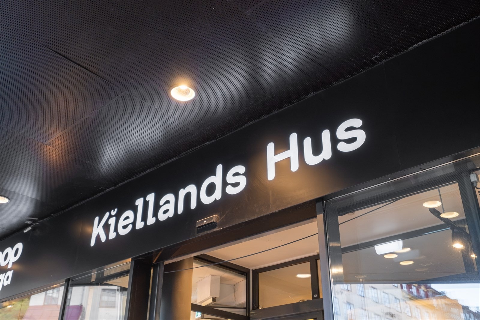 Fra leiligheten kan man gå tørrskodd til Kiellands hus. Galleribilde