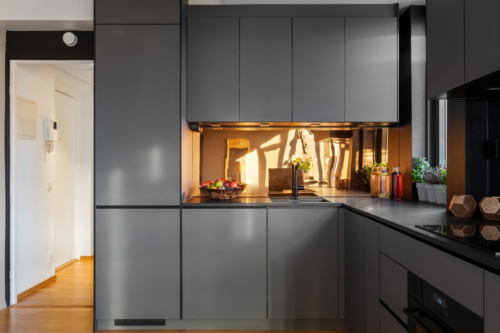 Lekkert KVIK-kjøkken fra 2023 med åpen løsning mot stuen. Galleribilde