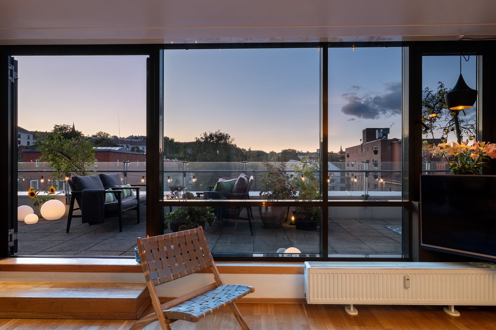 Takhøye vinduer som rammer inn utsikten. Galleribilde