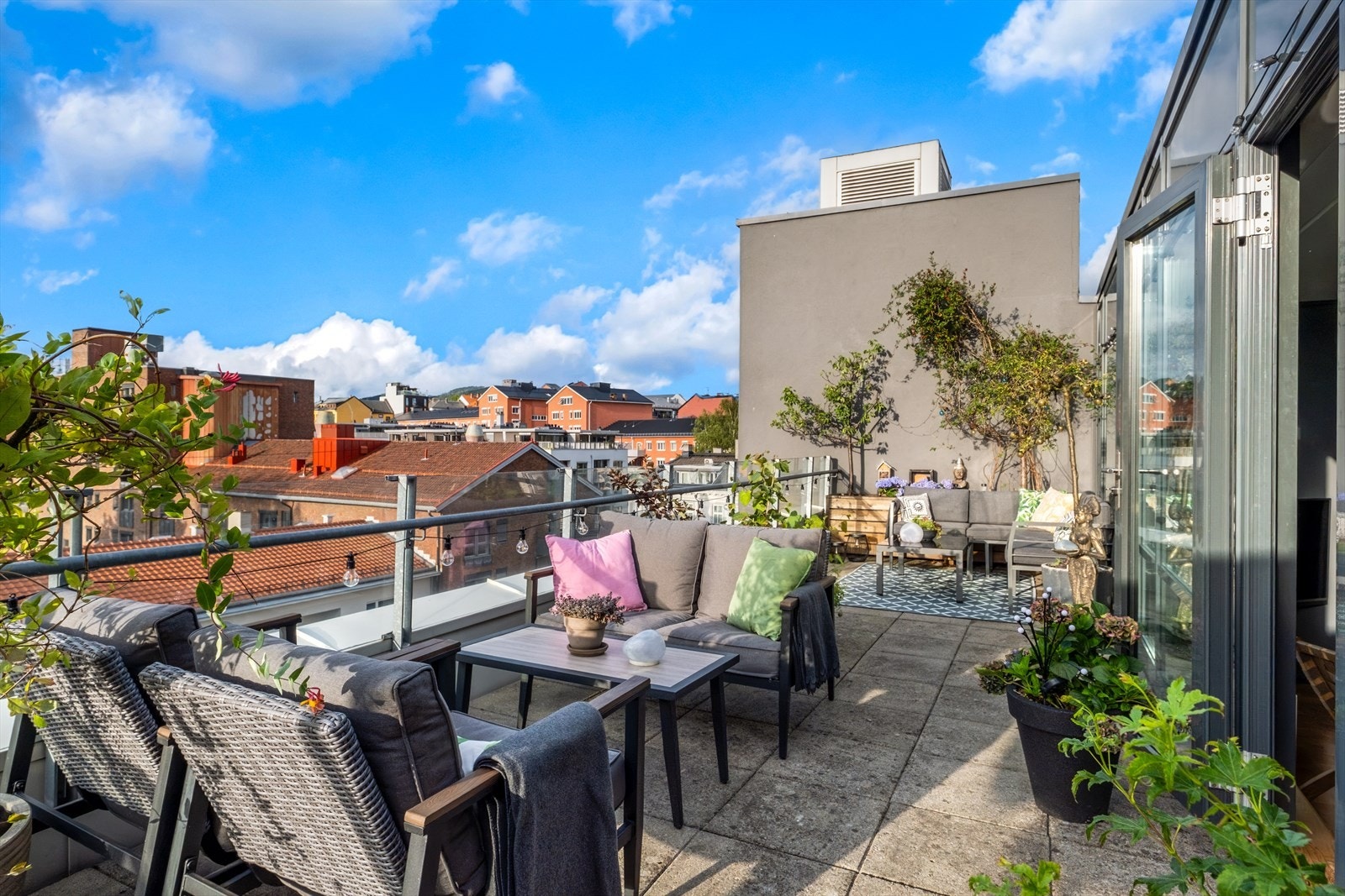 Fantastisk og helt privat takterrasse på utrolige 49 kvm! Skjermet beliggenhet med minimalt innsyn. Galleribilde