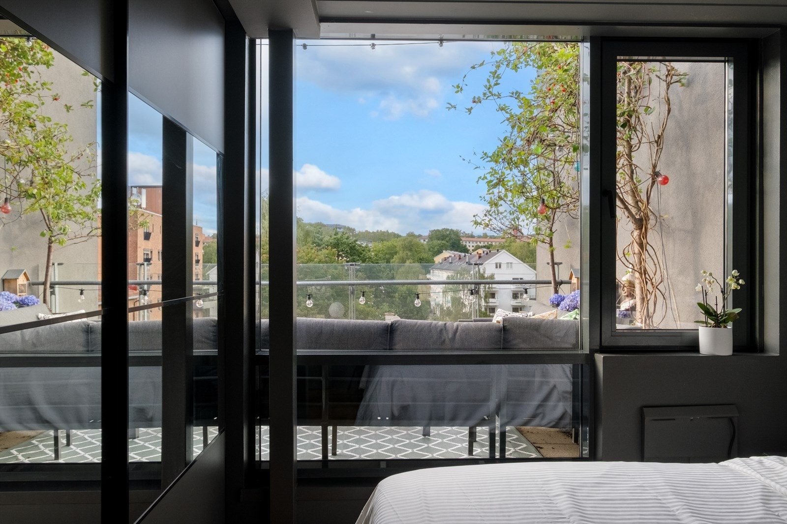 Store vindusflater som gir rikelig med luft og lys. Galleribilde