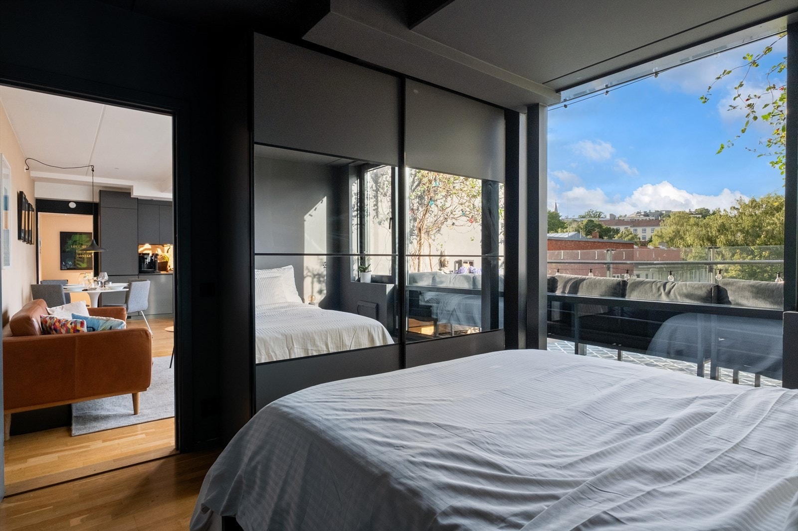 Godt med oppbevaringsplass i skyvedørsgarderobe. Galleribilde