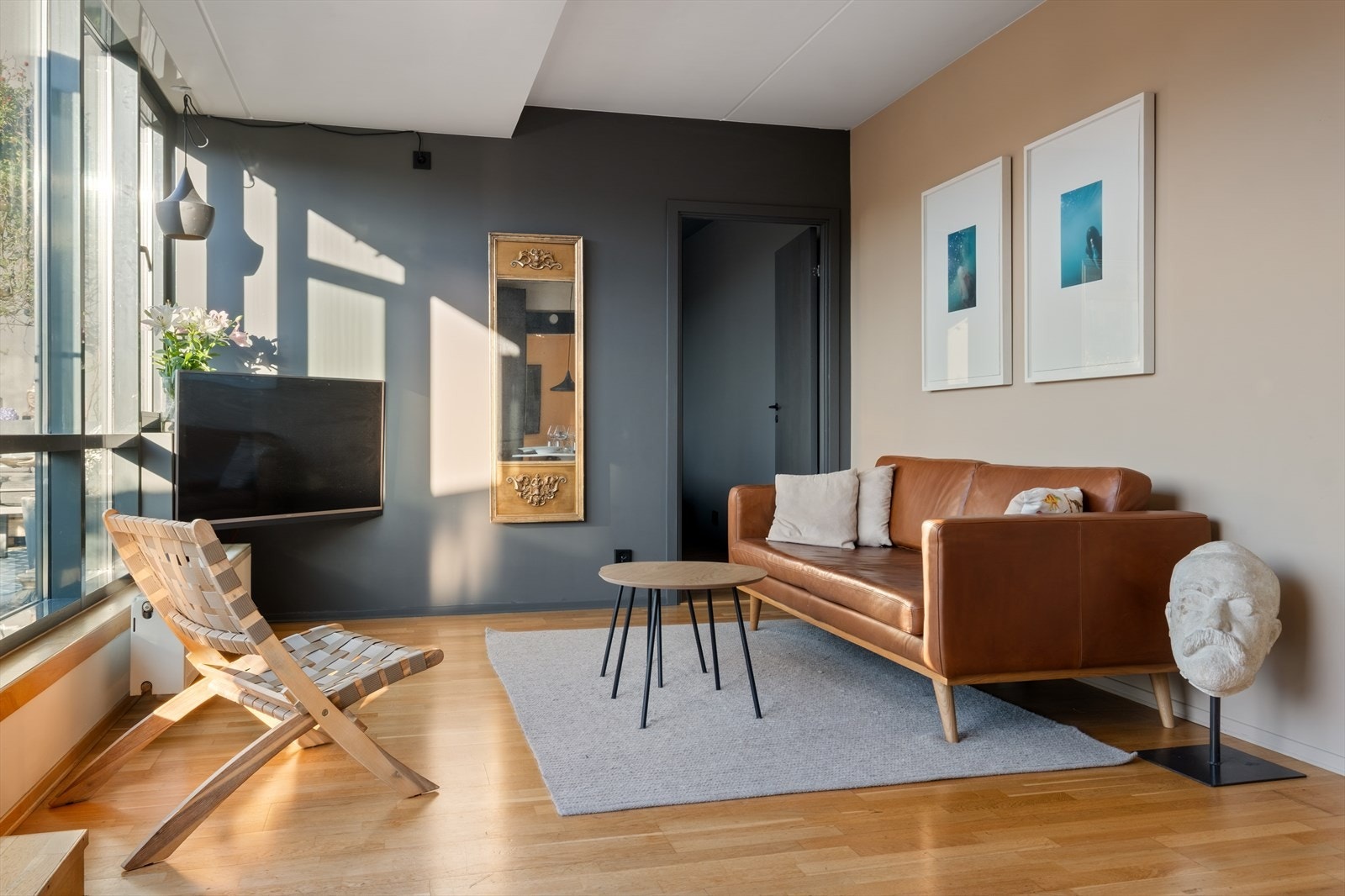 I stuen er det plass til sofa med tilhørende møblement og TV-benk. Galleribilde