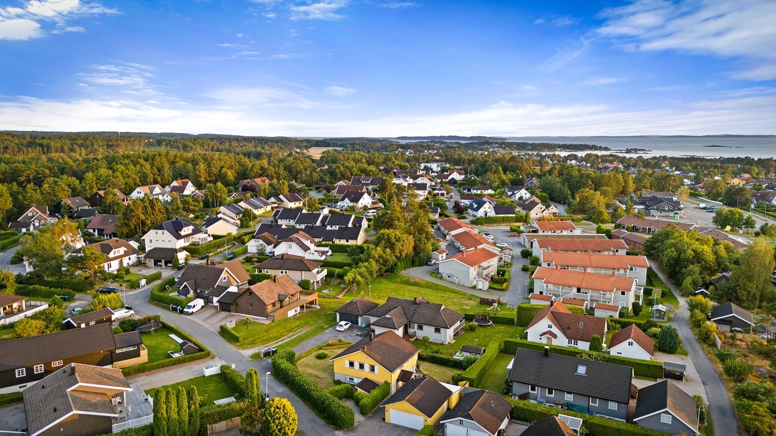 Mot vest grenser tomten mot vei inn til friareale Galleribilde