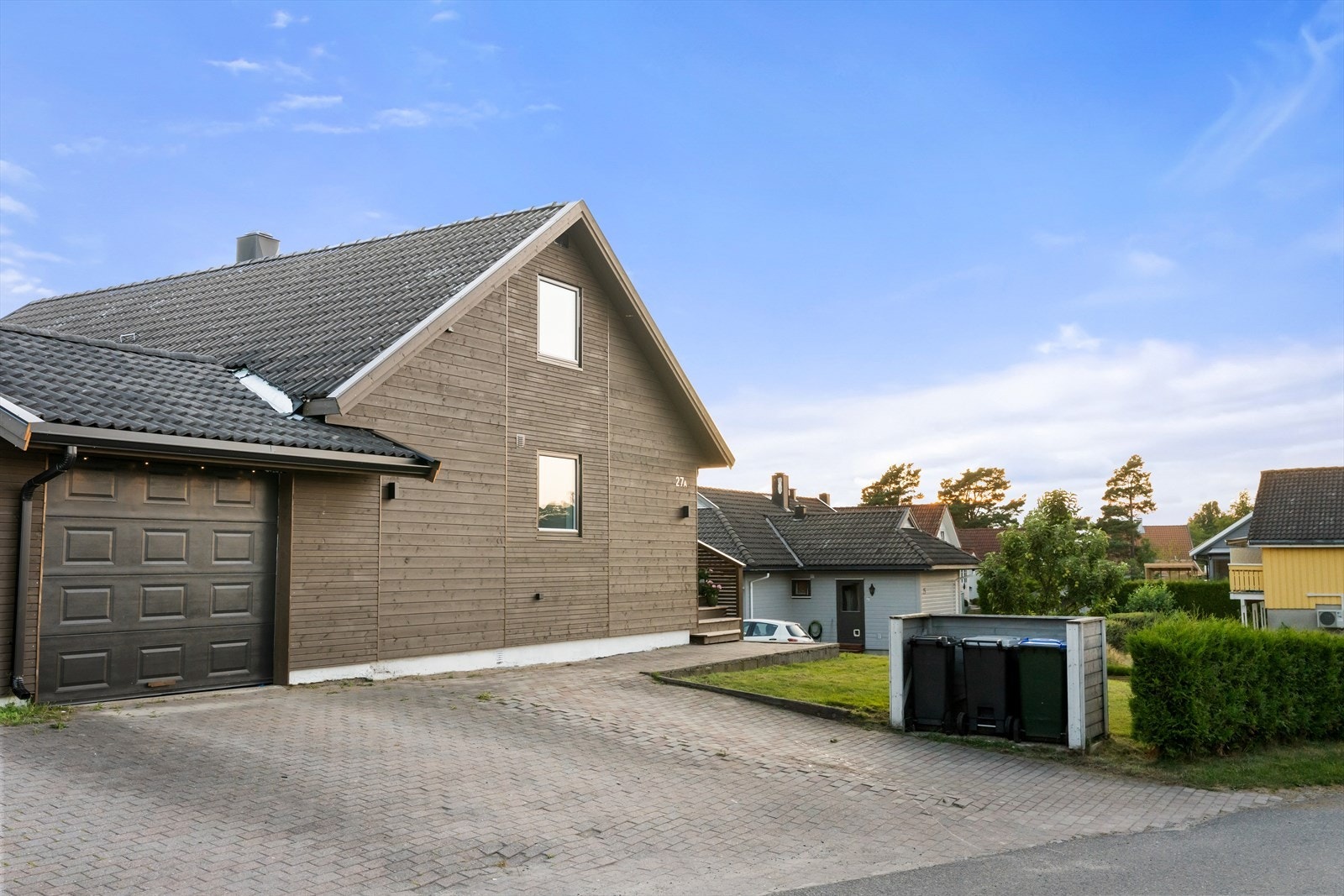 Boligen har parkering i garasje og på egen gårdsplass Galleribilde