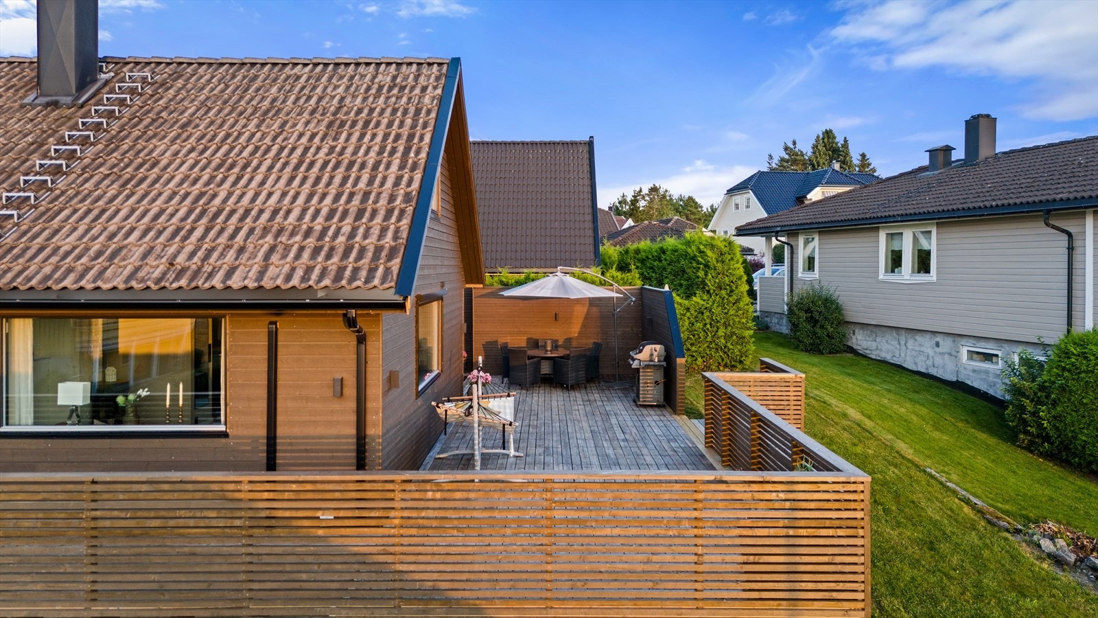 Terrassen har tilgang fra kjøkkenet og går fra øst til vest på ca. 99 kvm Galleribilde