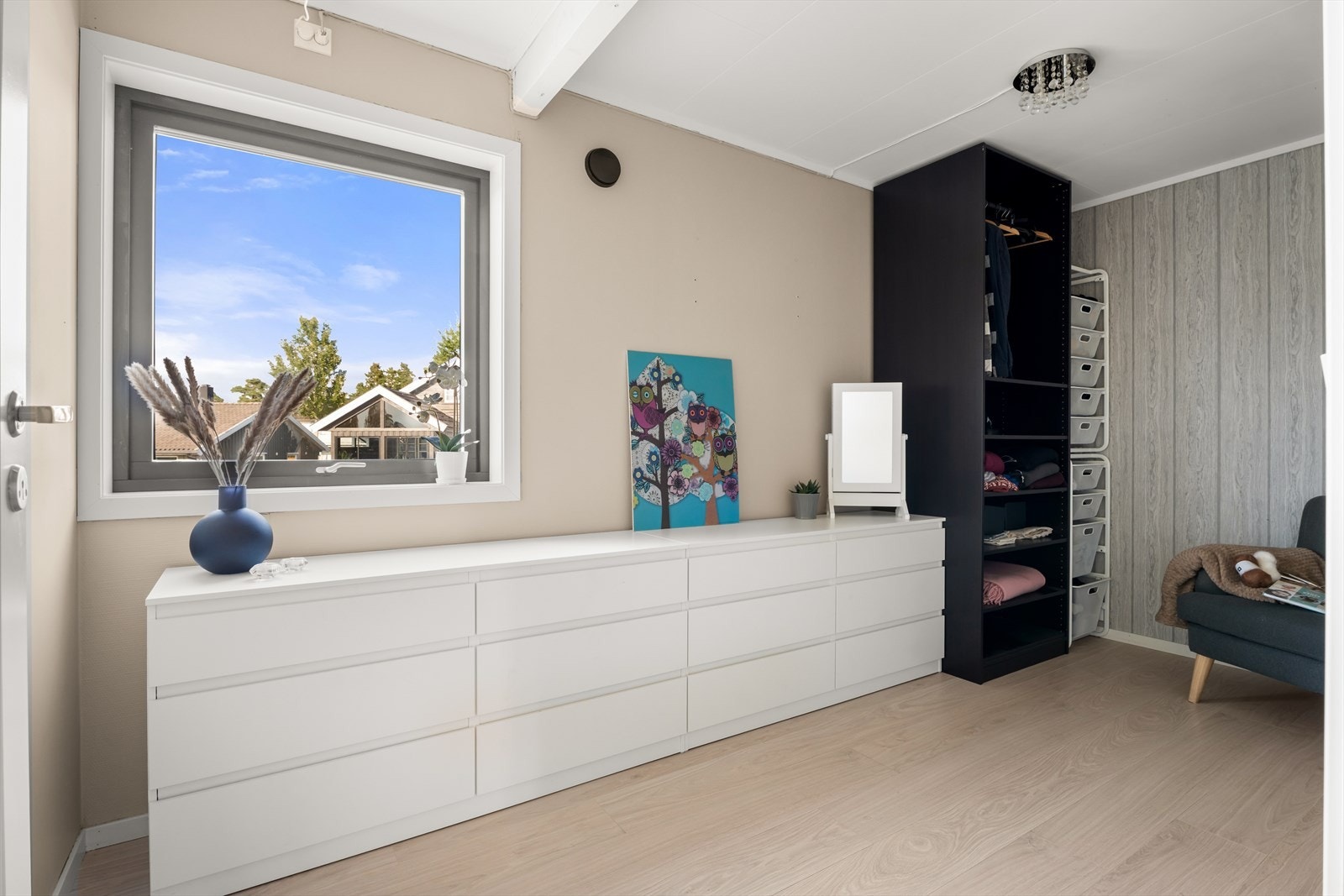 I 1. etasje finner man et garderoberom. Rommet var opprinnelig en del av et større soverom. Se pkt ferdigattest Galleribilde