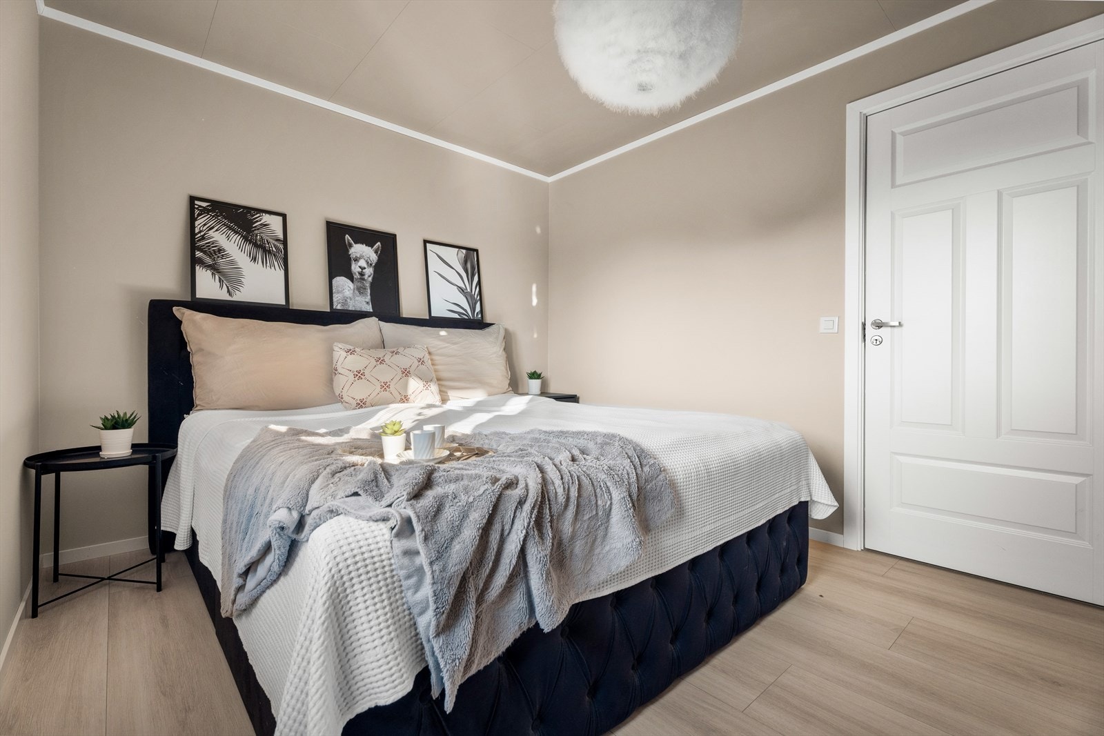 I 1. etasje finner man et rom som i dag benyttes som soverom og er innredet med dobbeltseng og tilhørende møblement. Se pkt. ferdigattest Galleribilde