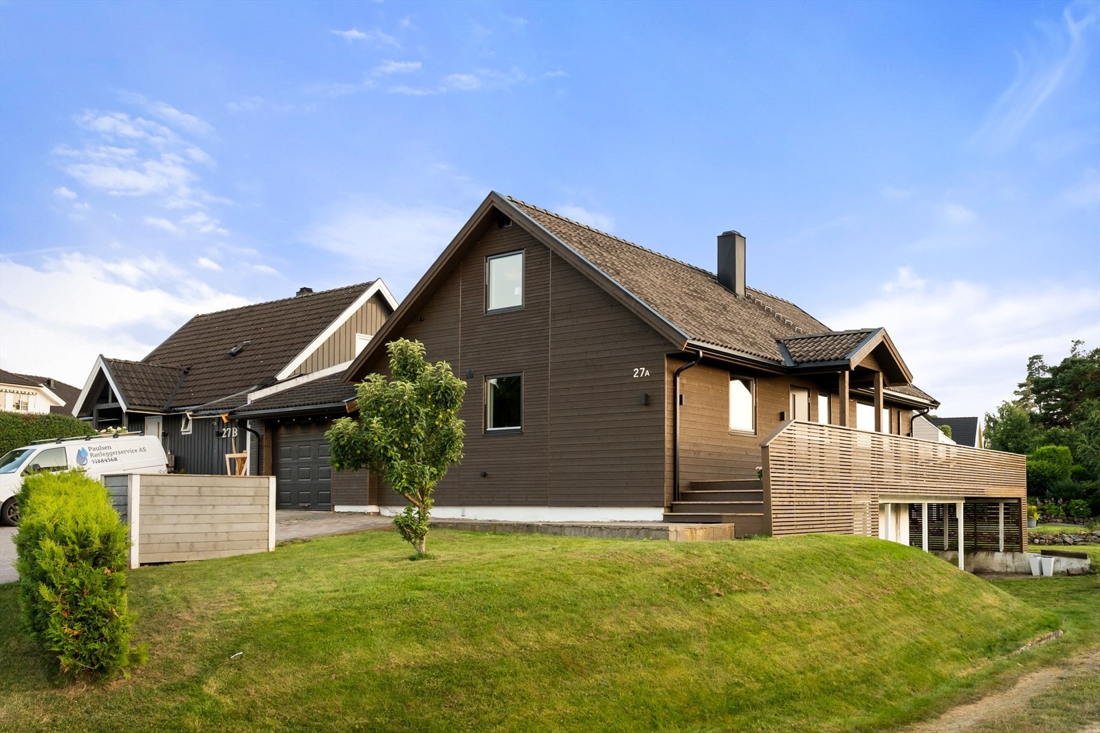 Koselig hage med beplantning og god plass for både lek og avslapning Galleribilde