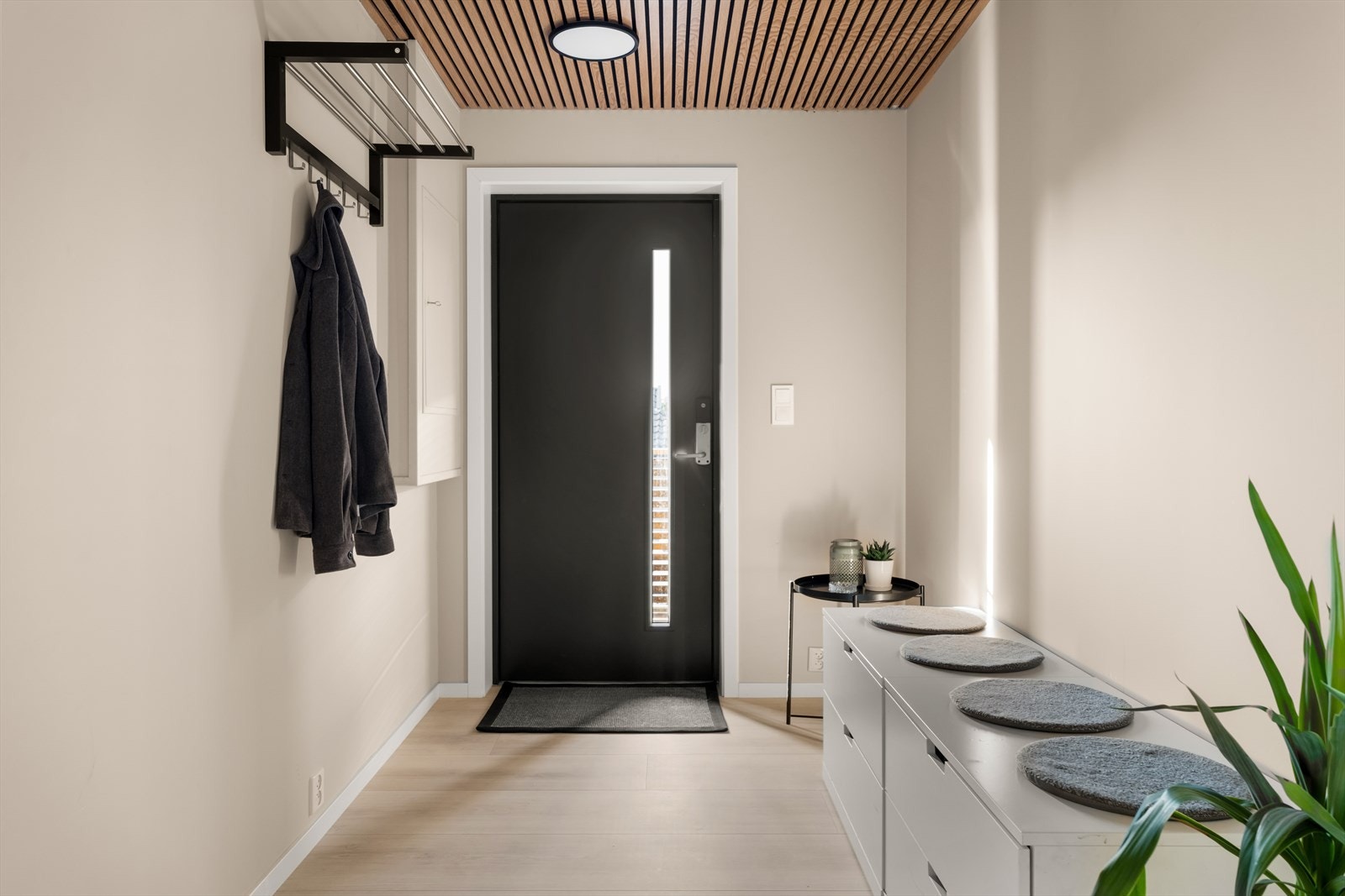 En lys entré er det første som møter deg i boligens 1. etasje. Her er det god plass til å henge yttertøy og ta imot gjester Galleribilde