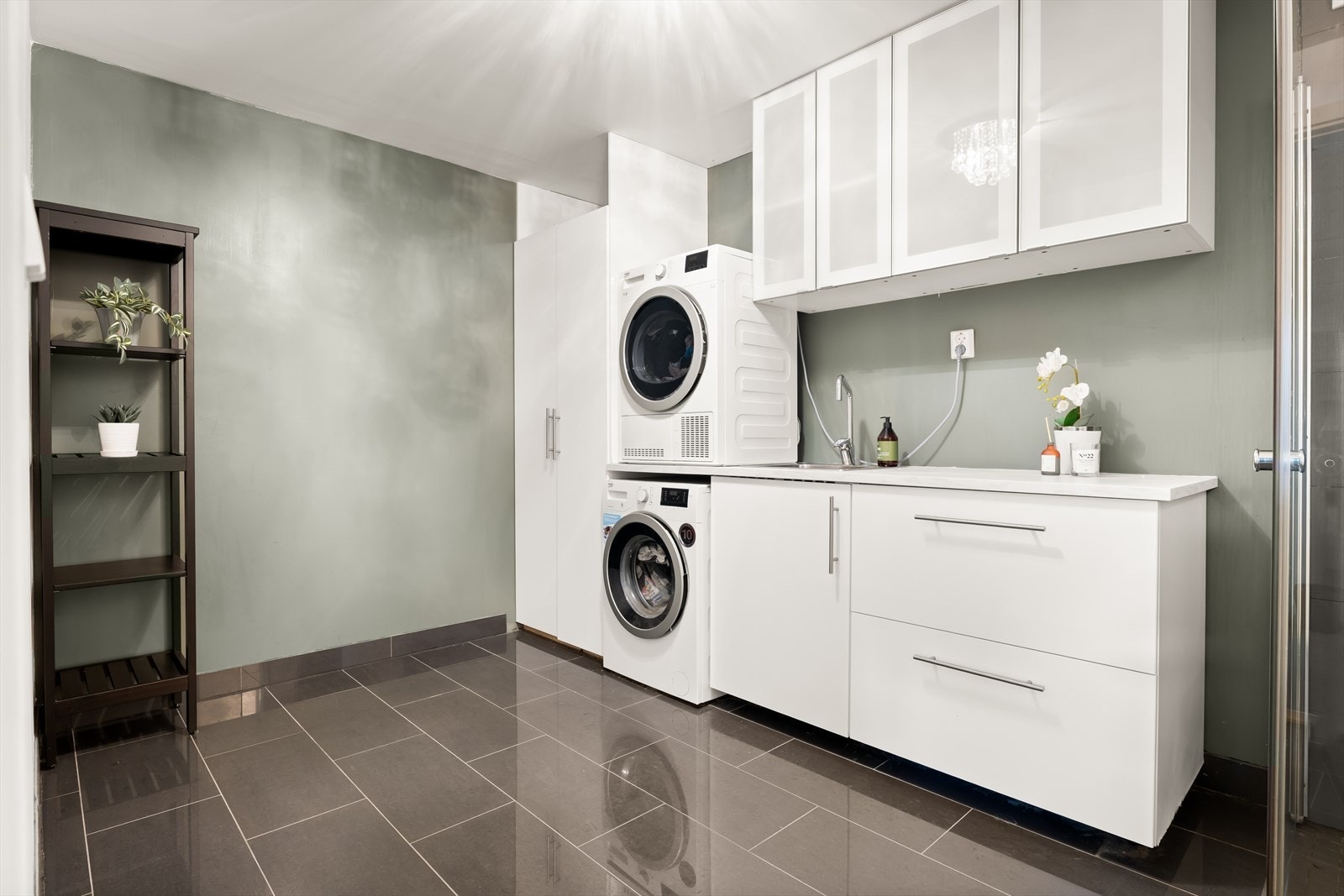 Videre har boligen et praktisk vaskerom. Vaskerommet ble pusset opp som egeninnsats i 2016, ifølge eier. Rommet har malte gipsflater i tak og på vegger, og det er fliser i dusjsonen Galleribilde