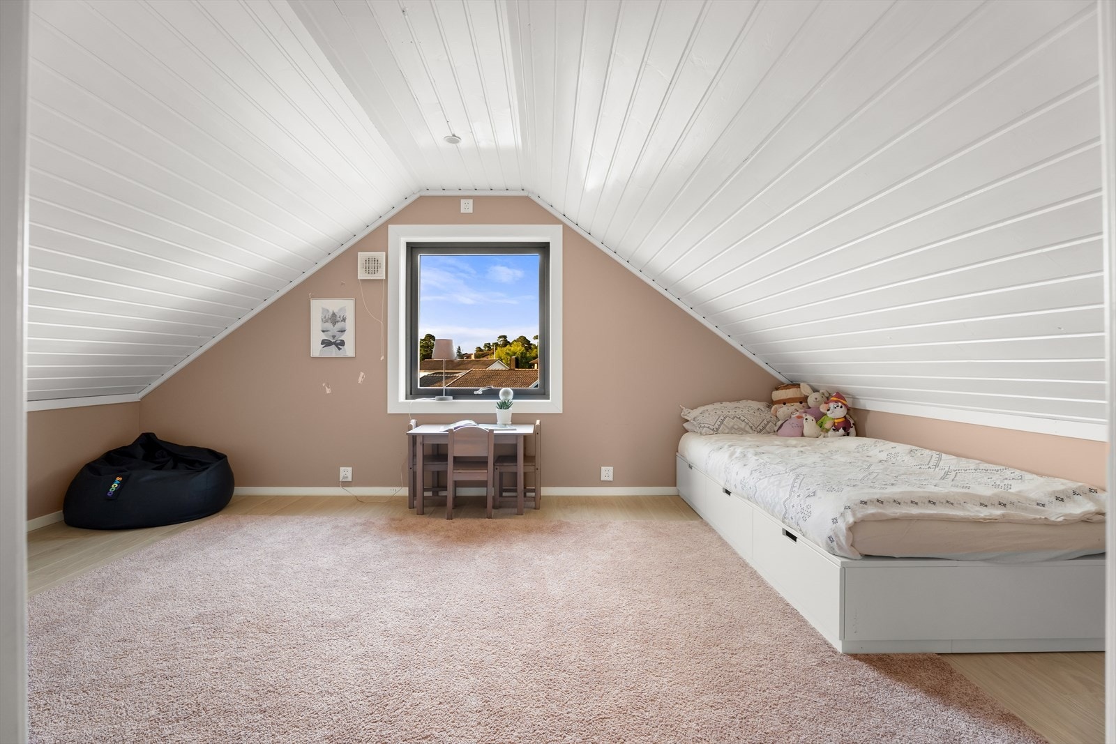 I samme etasje finner du også et soverom av god størrelse, med plass til både seng og ønsket møblement, noe som gir fleksible muligheter for innredning Galleribilde