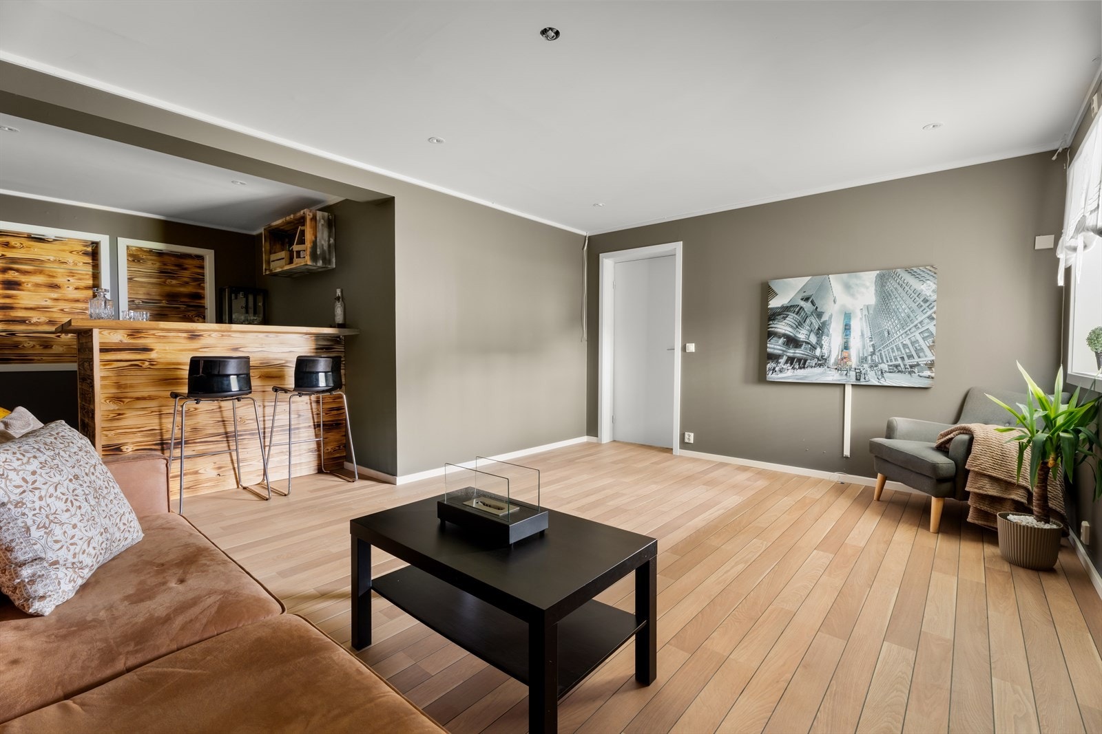 I kjelleren finner du boligens kjellerstue. Rommet er i dag innredet med sofagruppe og bar. Se pkt. ferdigattest Galleribilde