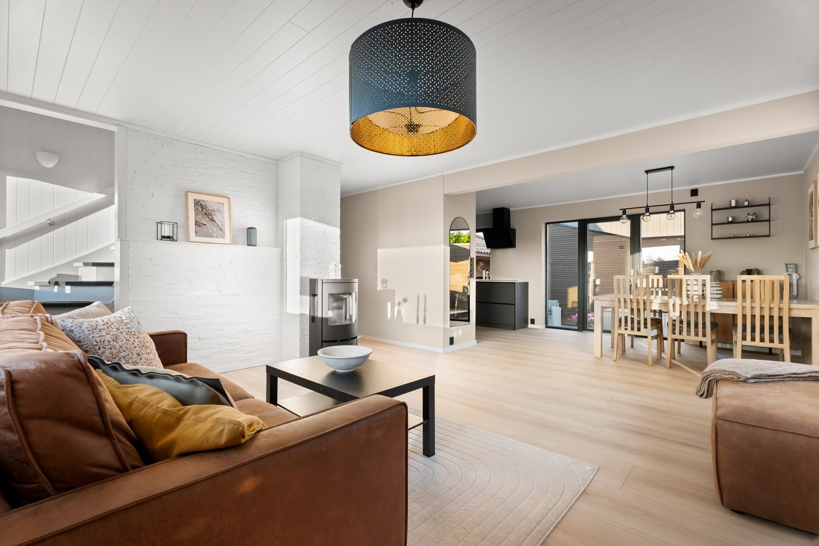 Den åpne planløsningen gir en luftig og romslig følelse, samtidig som den gir fleksibilitet til å innrede i ulike soner - både med en koselig sofakrok og en sosial spiseplass Galleribilde