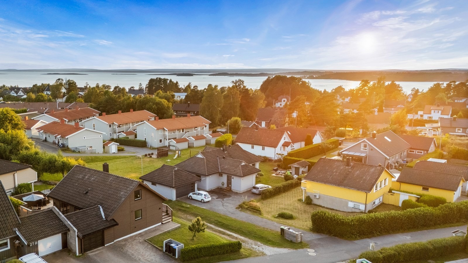 Eiendommen har en attraktiv beliggenhet i et veletablert og populært boligområde i Saltnes, Råde kommune. Her bor du med gangavstand til det meste - barnehager, skoler, matbutikker, post, flotte badestrender og båtplasser Galleribilde