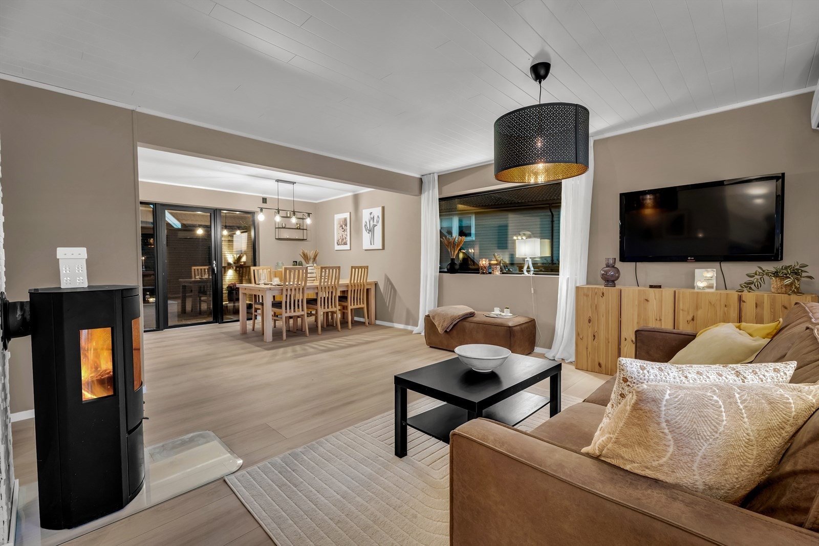 Ett allrom som passer vell så bra til hverdags som til sosiale sammenkomster Galleribilde