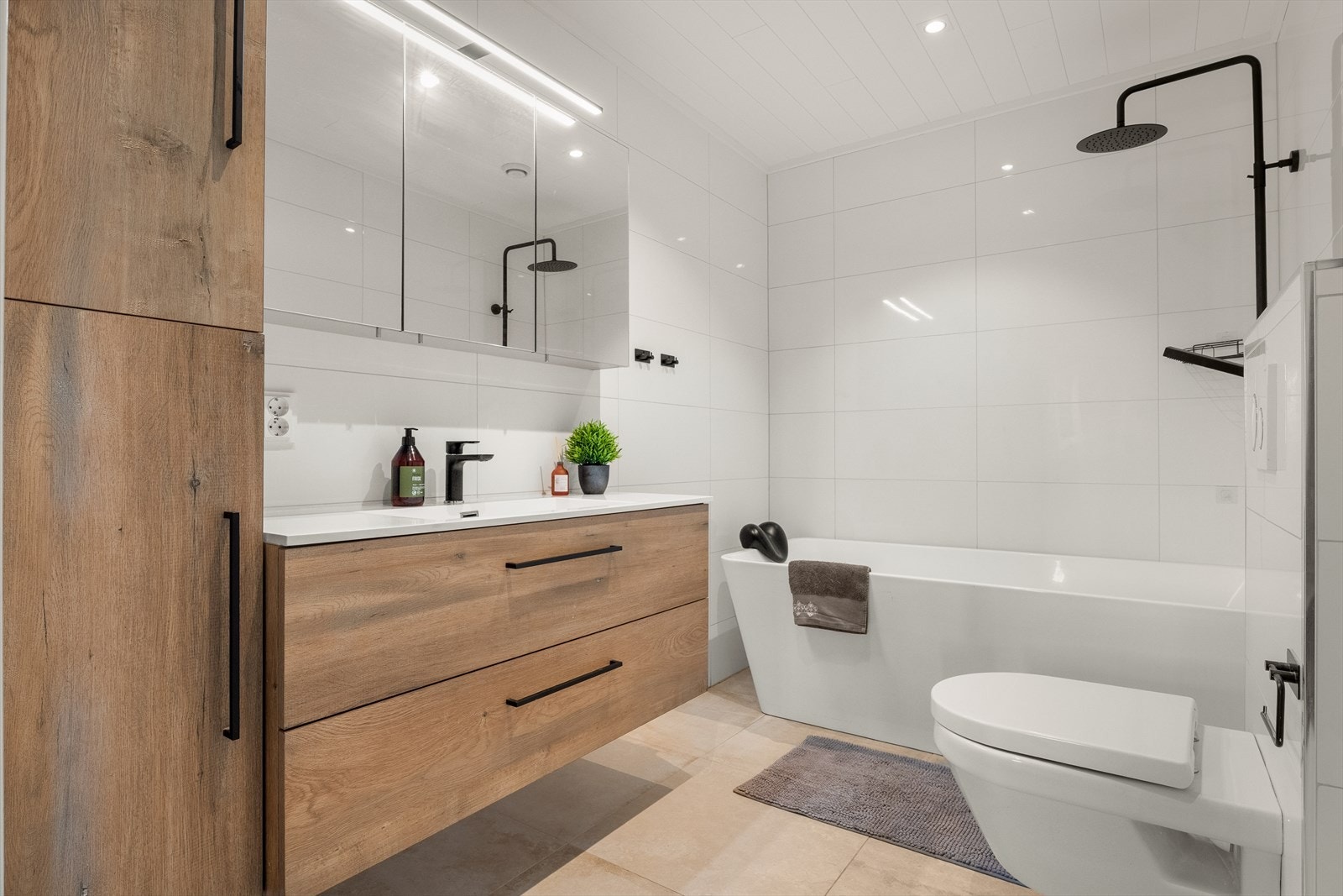 Boligens flotte bad ble pusset opp i 2021 som egeninnsats, ifølge eier. Himlingen er kledd med MDF-panel, mens vegger og gulv er flislagte. Galleribilde