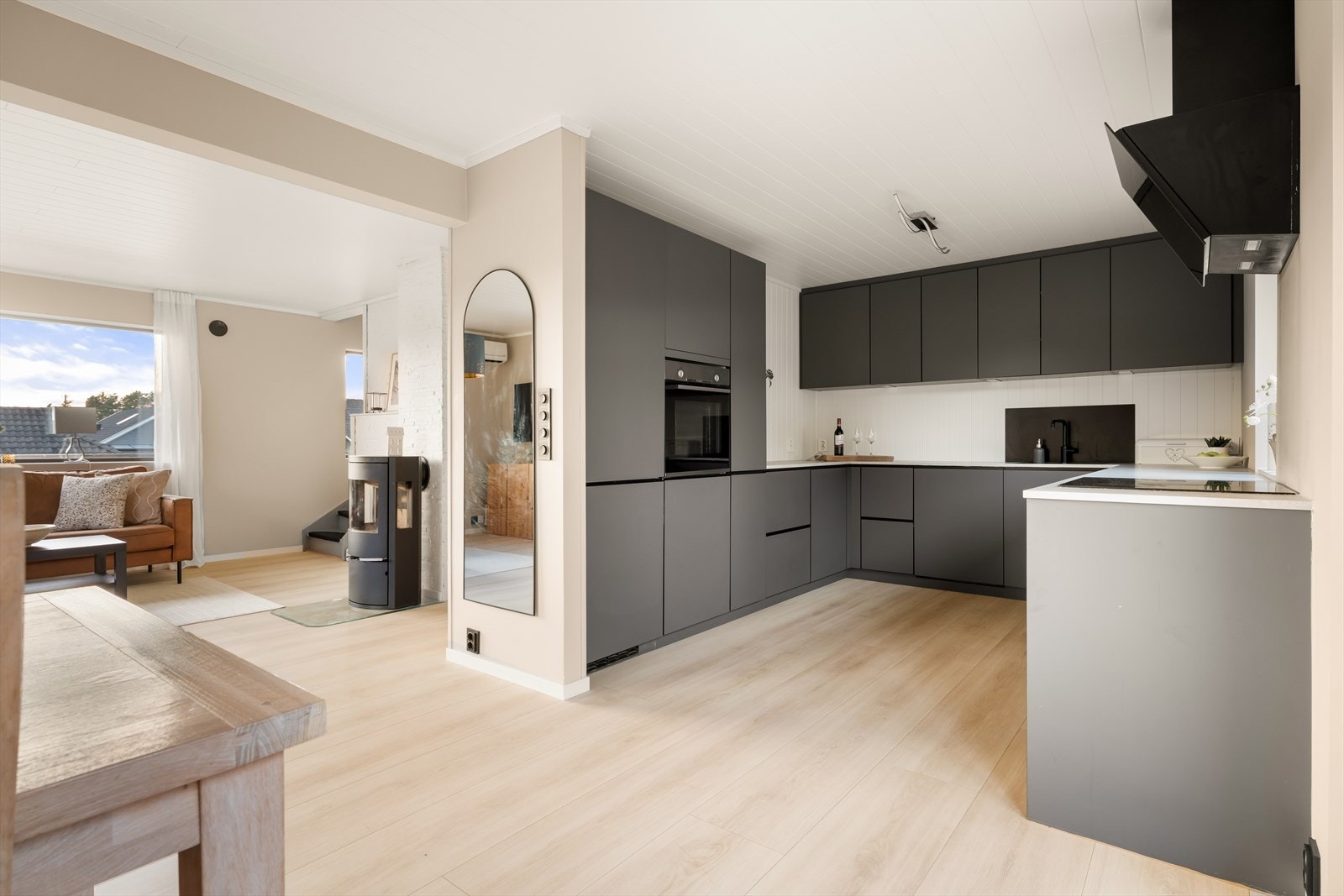 Vasken er underlimt i benkeplaten for et stilrent uttrykk Galleribilde