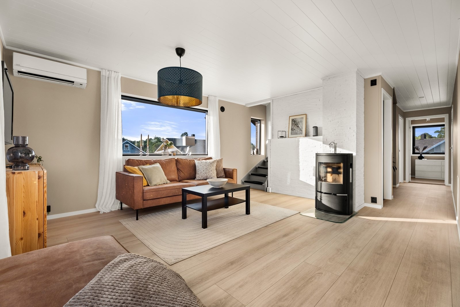 Fra gangen kommer du inn til boligens stue. Stuen og kjøkkenet har en åpen og innbydende løsning Galleribilde