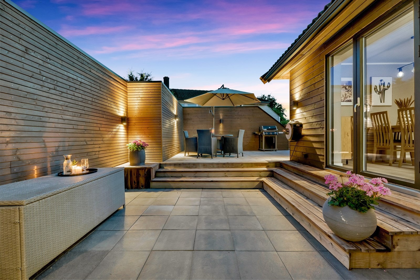 Terrassen får en helt egen ro og sjarm når mørket faller på Galleribilde