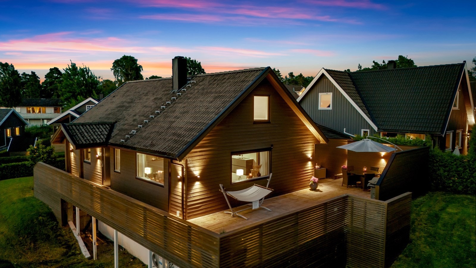 Boligen har en romslig terrasse på hele 99 kvm som gir rikelig med plass til utemøblering i flere soner - perfekt for både avslapping, grilling og sosiale sammenkomster Galleribilde