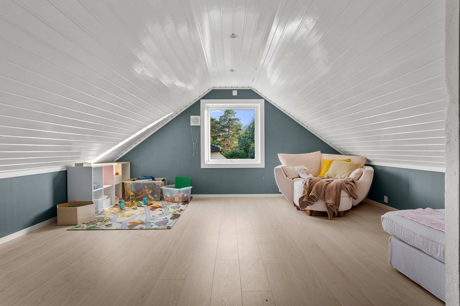 I 2. etasje kommer du opp til boligens loftstue. Rommet egner seg godt som en ekstra oppholdsplass, TV-stue eller lekeområde Galleribilde