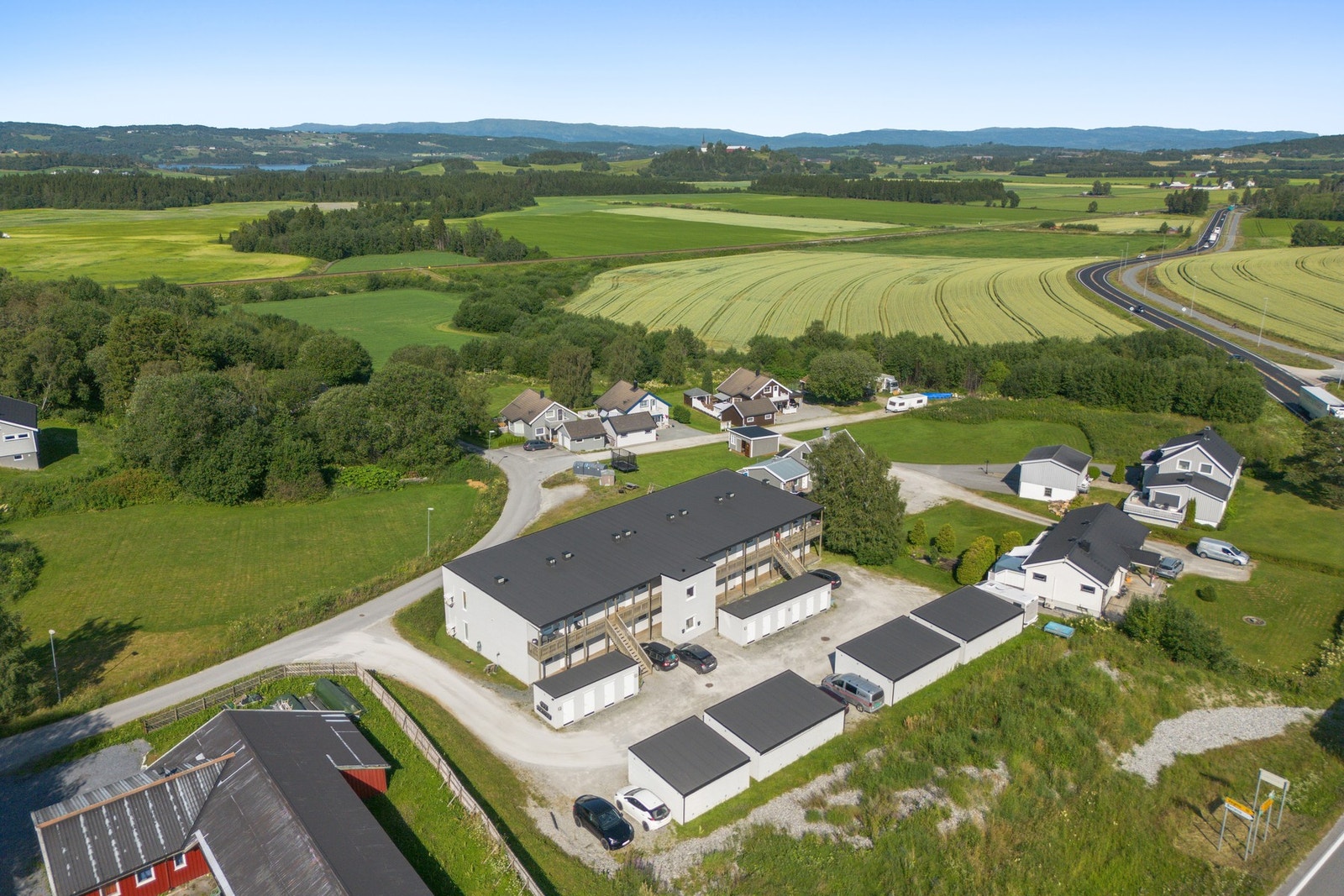 Flott tun med garasjer og plenareal. Galleribilde