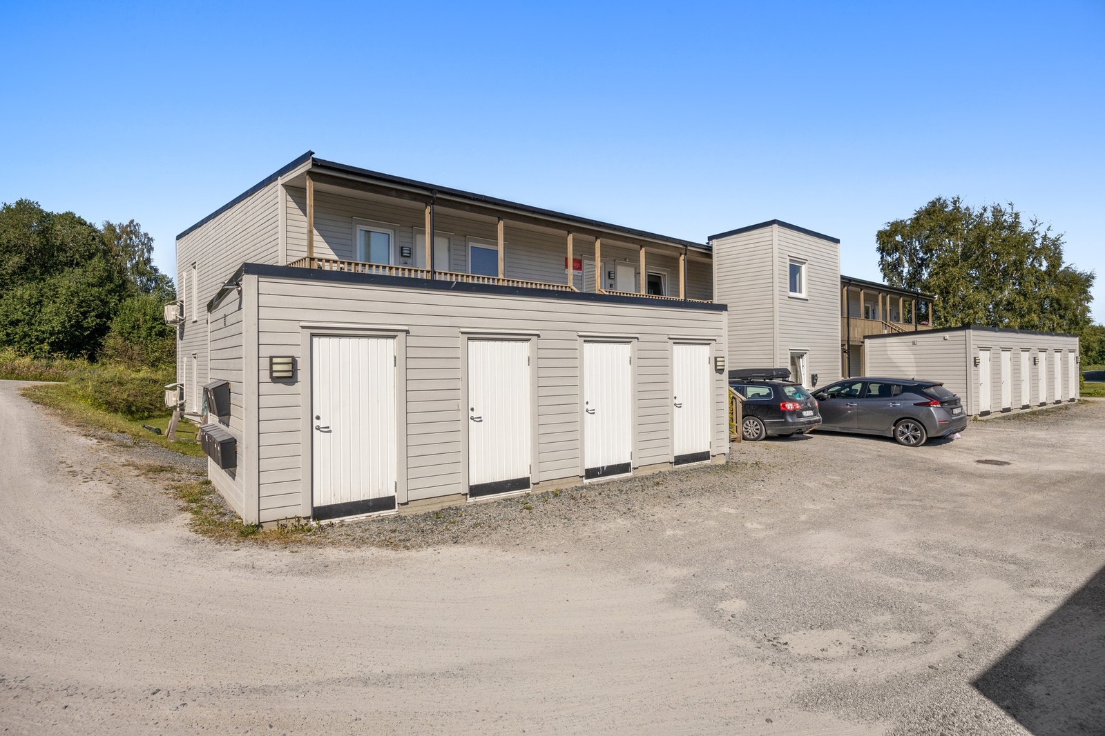 Leiligheten disponerer egen sportsbod på ca 5 kvm, samt egen garasjeplass. Galleribilde