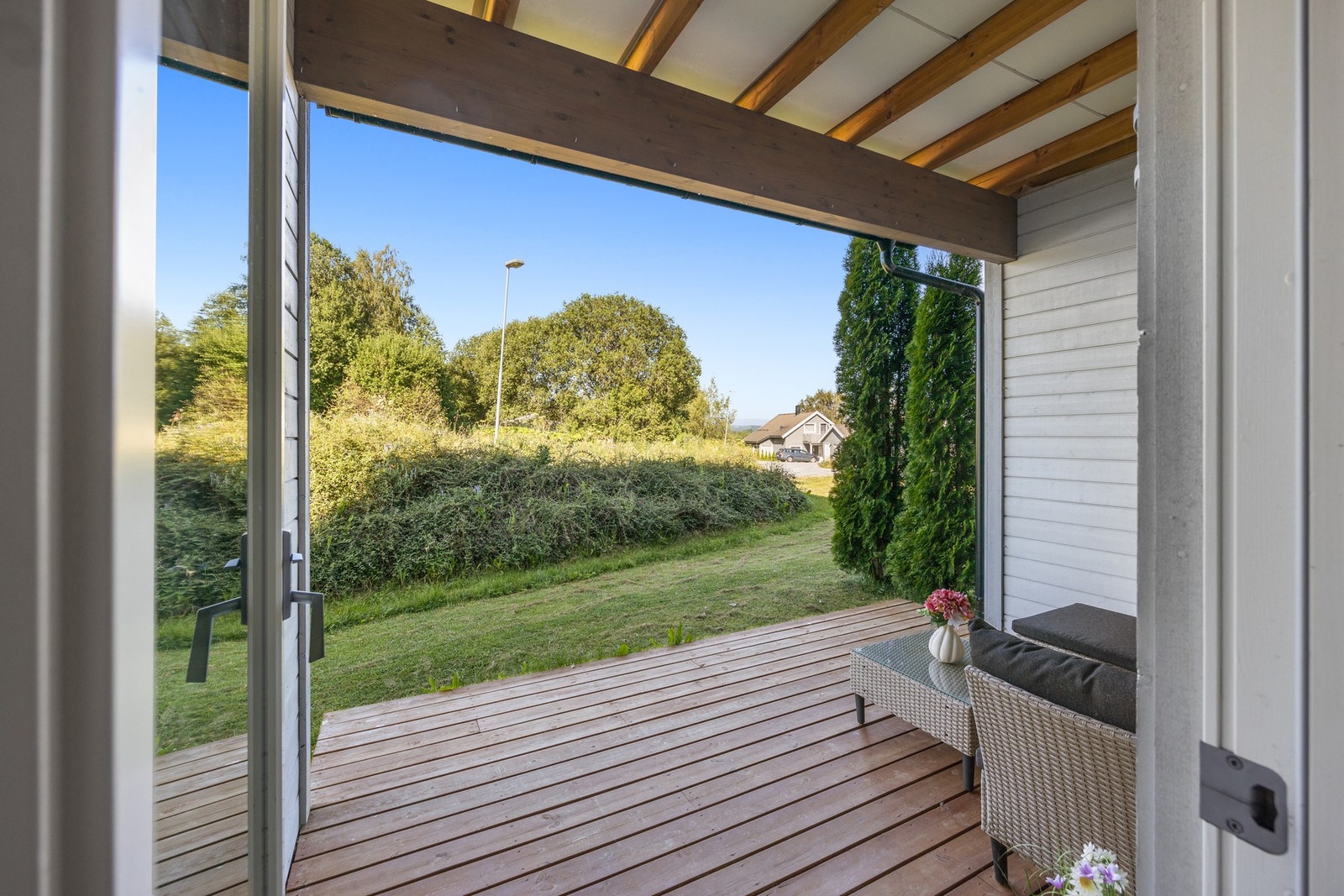 Fra stuen er det utgang til plattingen. Galleribilde