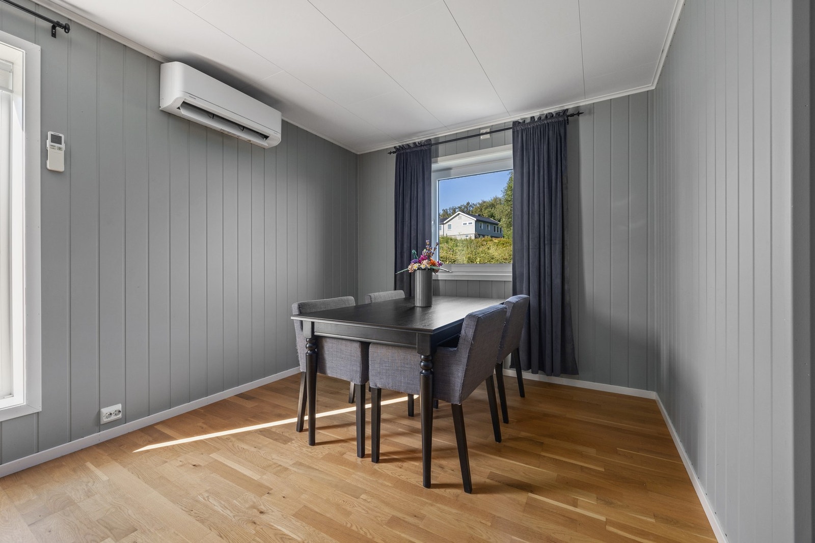 Spisebordet er plassert i naturlig tilknytning til kjøkkenet. Galleribilde