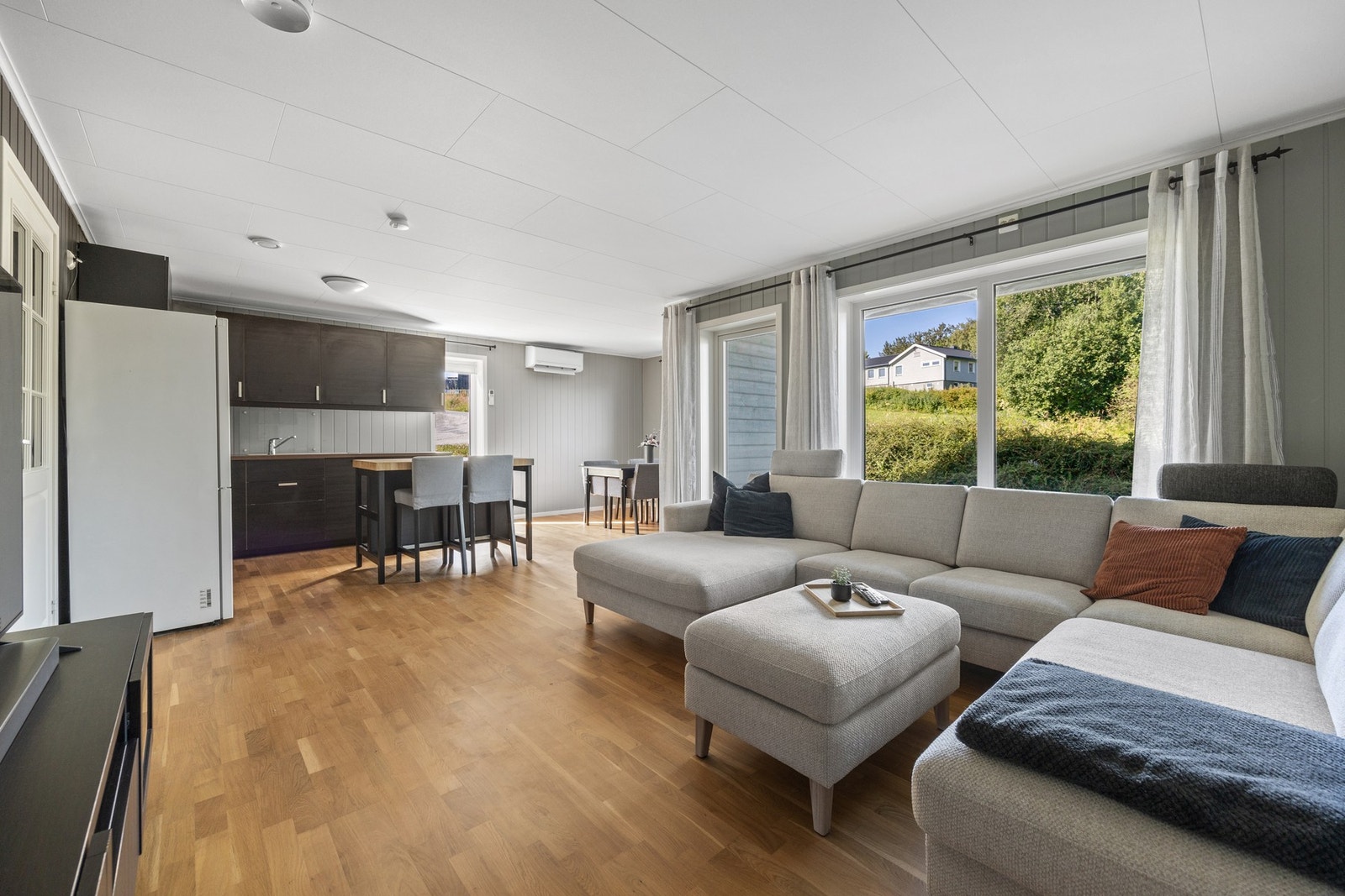 Lys og trivelig stue med store vindusflater. Galleribilde