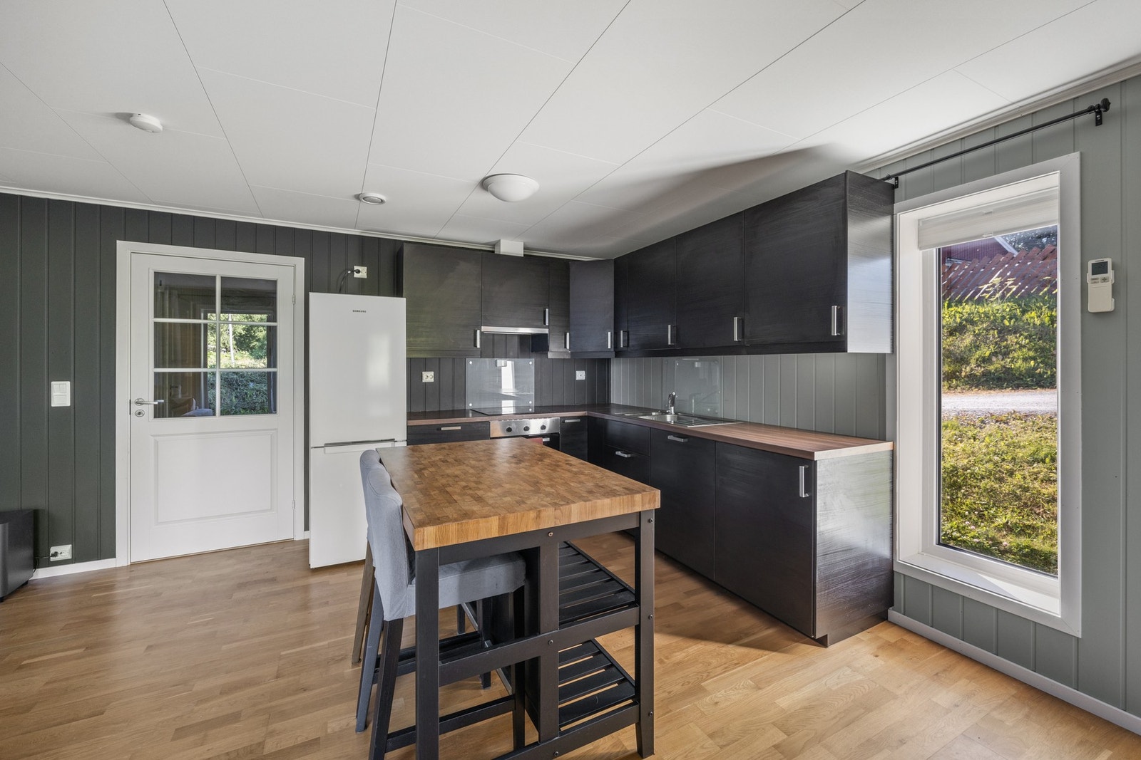 Det er godt med benk- og oppbevaringsplass. Galleribilde