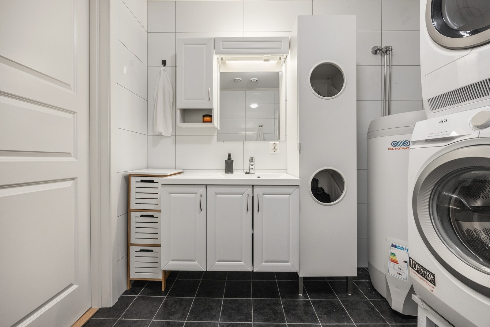 Bad utstyrt med servantskap, toalett, dusj og opplegg for vaskemaskin. Galleribilde