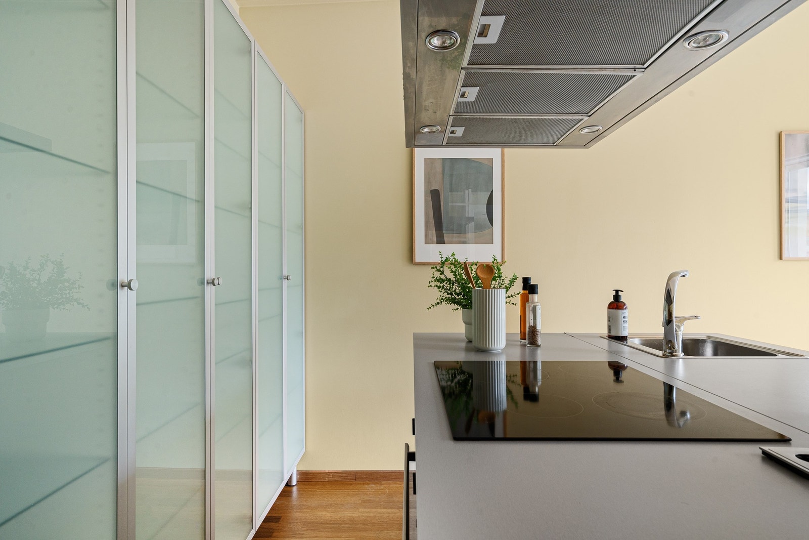 Rikelig med skap og benkeplass. Galleribilde