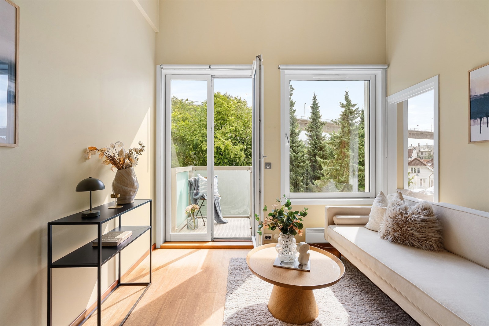 Flott Merbau parkett på gulv i alle rom med unntak av bad. Galleribilde